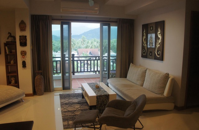 Beautifully furnished 2-bd condo with ocean & mountain views