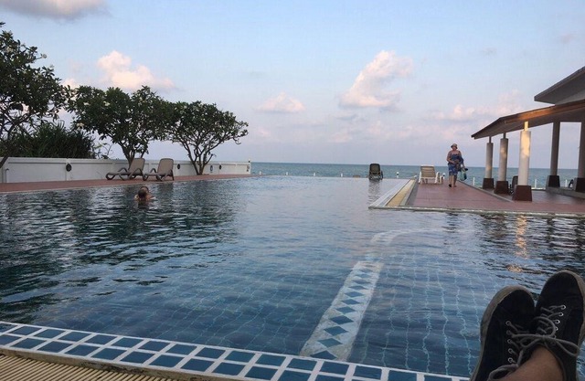 Beautifully furnished 1-bedroom condo on the beach with sea & mountain views