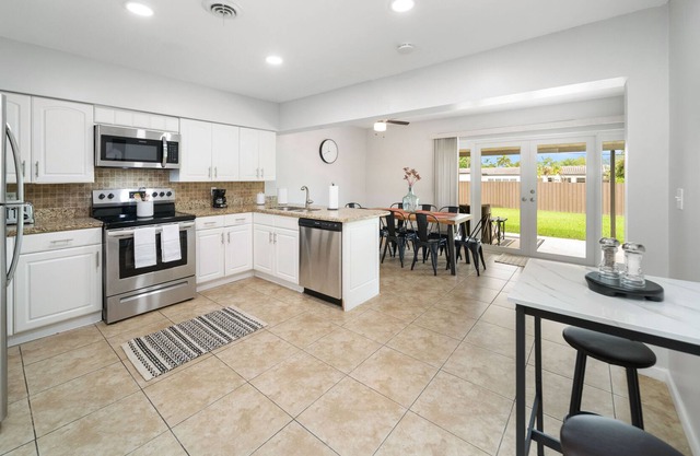 Beautifully furnished Home 2 miles from the Beach!