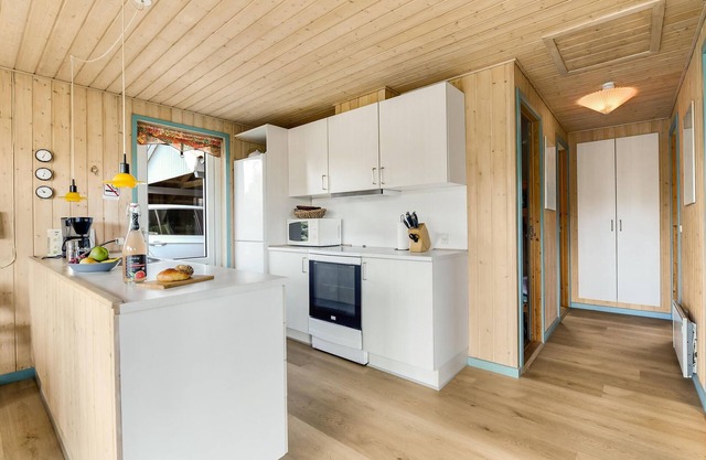 Beautifully furnished cottage on Hejsager beach right next to the Lillebælt.