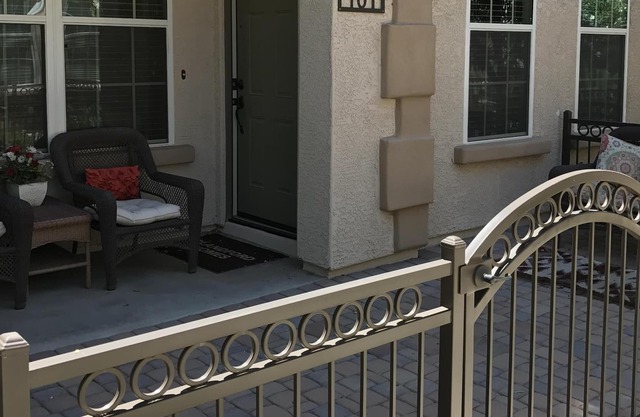 Beautifully furnished getaway just minutes from Allegiant airport.