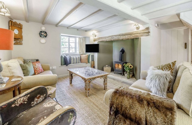 Beautifully presented 17th century Cotswold holiday cottage - Cricket Cottage
