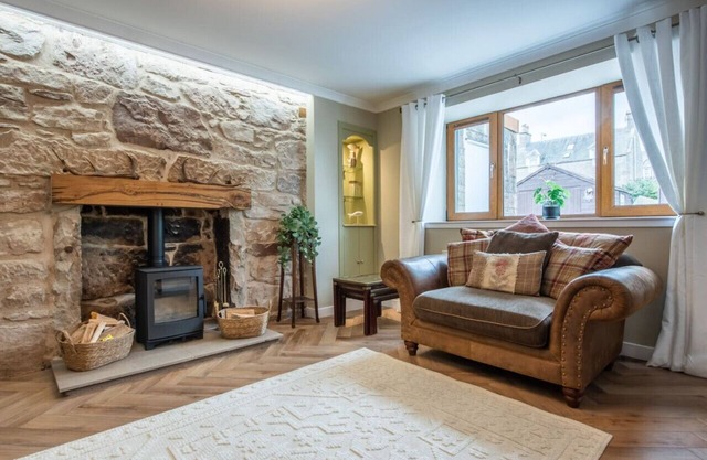 Beautifully presented Cottage by the beach