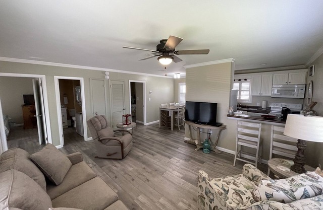 Beautifully Remodeled! Affordable! 2 BR/2BA Cottage, A Great Vacation Spot!