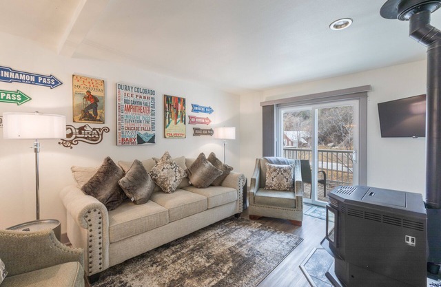 Beautifully Remodeled Townhome- Next to Ouray Hot Springs- Over Looking River