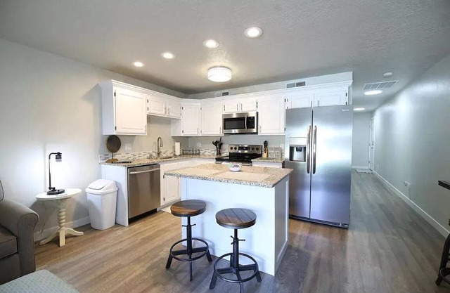 Beautifully Remodeled Condo - Fountain Views