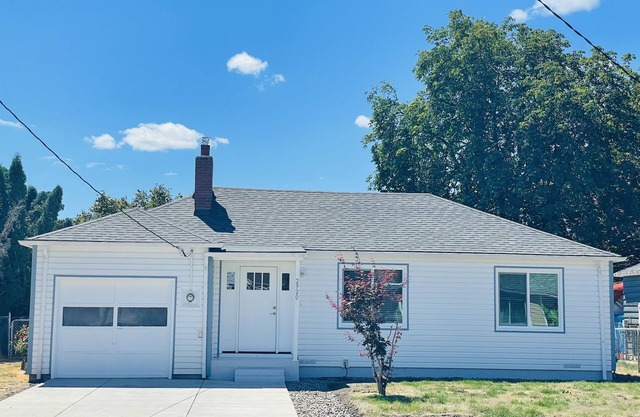 Beautifully Renovated 2 bedroom/1 bath Cottage-Like Hideaway!