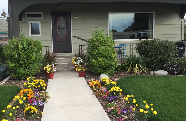 Beautifully renovated 1920's Bungalow with a large fenced yard in Enterprise, OR