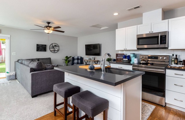 Beautifully renovated comfy home. Near PDX, DTWN & Multnomah Falls.
