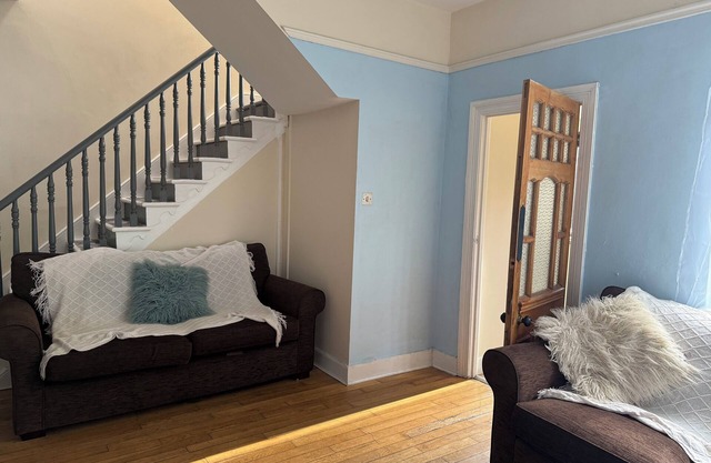 Beautifully restored Georgian home: 3 large bedrooms and 2 bathrooms - sleeps 8
