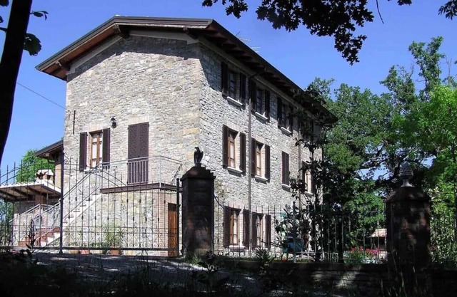 BEAUTIFULLY RESTORED 3 BEDROOM FARMHOUSE, in the green hills of Emilia