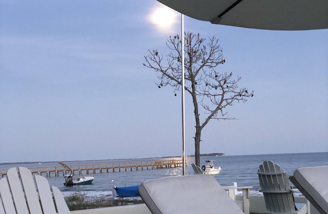 BEAUTIFULLY RESTORED BEACHFRONT COTTAGE ON SECLUDED ST. TERESA BEACH. SLEEPS 6!