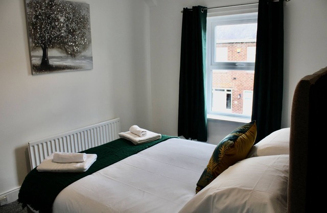 Beautifully Spacious 3 Bedroom Townhouse (Sleeps 5)