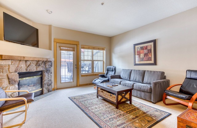 Beautifully updated Mt. Hood condo with pool/hot tub & easy access to skiing