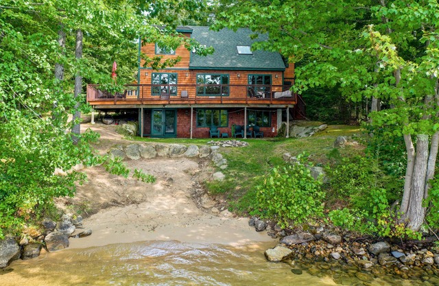 Beautifully Updated Winnipesaukee Lakefront Home Accommodates 12