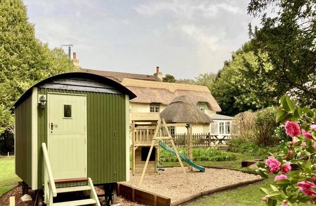 Beck Cottage and Shepherds Hut New Forest