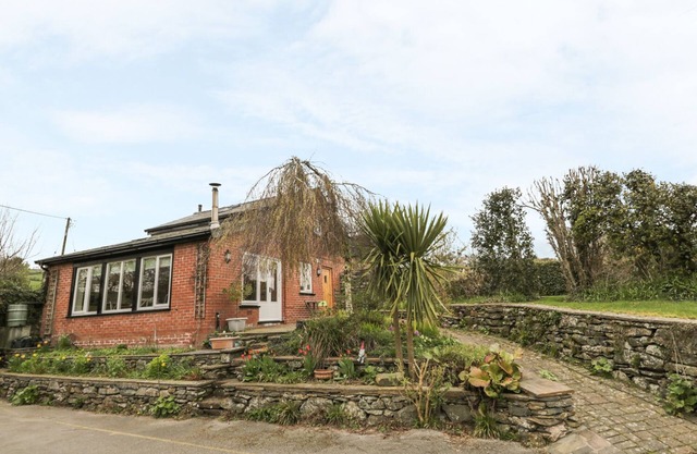 BECK COTTAGE, romantic, with open fire in Pennington