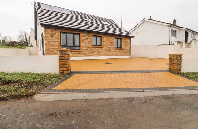 BECKSIDE HOUSE, pet friendly, with a garden in Cockermouth