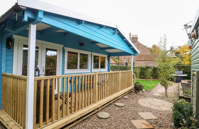 BECKSIDE LODGE, romantic, character holiday cottage in Malton