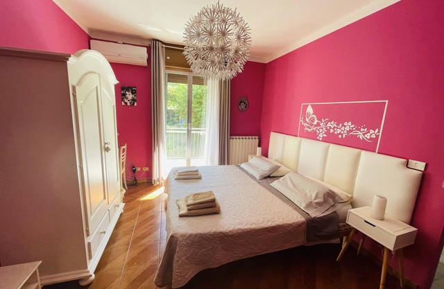 Bed and Breakfast "L'Albero Maestro": sulla Via Francigena, dentro il più bel modello geologico di morena glaciale, nel verde di un territorio di laghi e boschi, tra i Senti CHE furono dei Salassi grandi antogonisti dei Romani