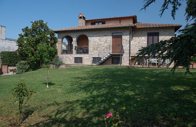 Bed and Breakfast 'Dolce Alba' with Private Garden, Wi-Fi and Air Conditioning