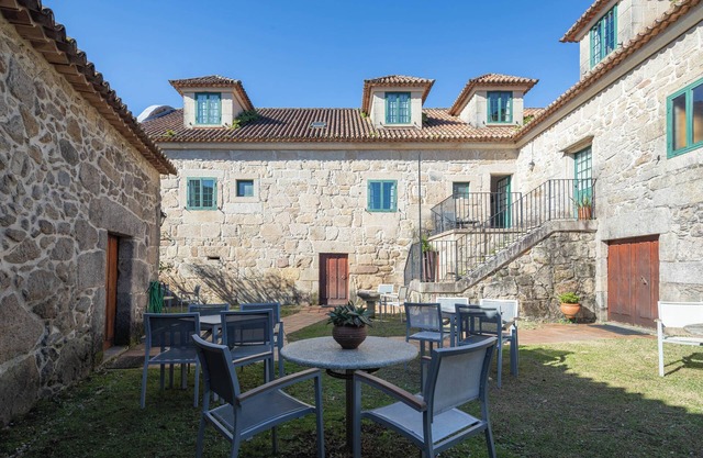 Bed and Breakfast 'Casa Rectoral Habitacion Triple 3' with Mountain View and Shared Pool