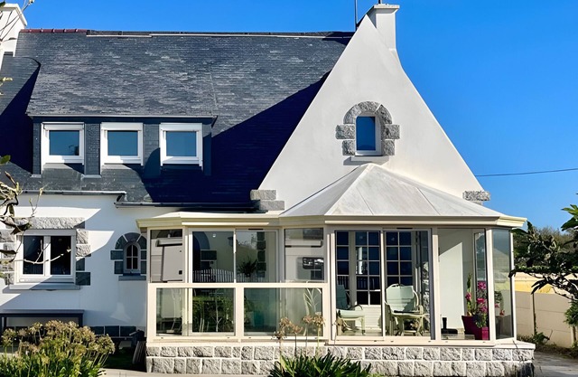 Bed and Breakfast 'Chambre Les Hortensias' with Sea View, Private Terrace and Wi-Fi