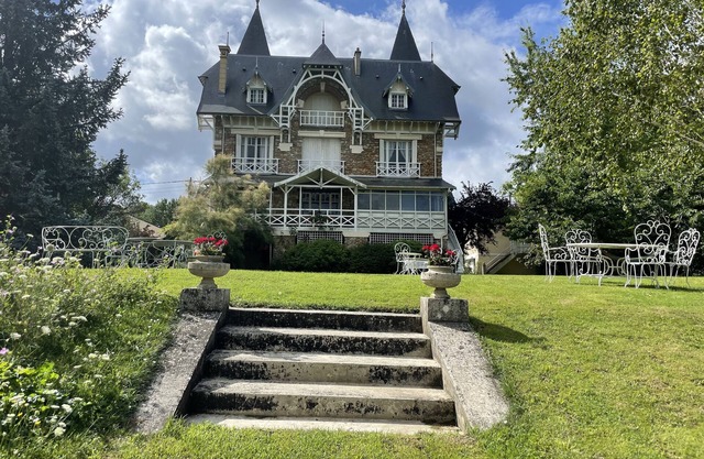 Bed and Breakfast, Charming House, 20 min From Paris , Garden