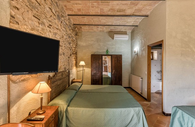 Bed and Breakfast 'Ullastret' with Shared Pool, Wi-Fi and Air Conditioning