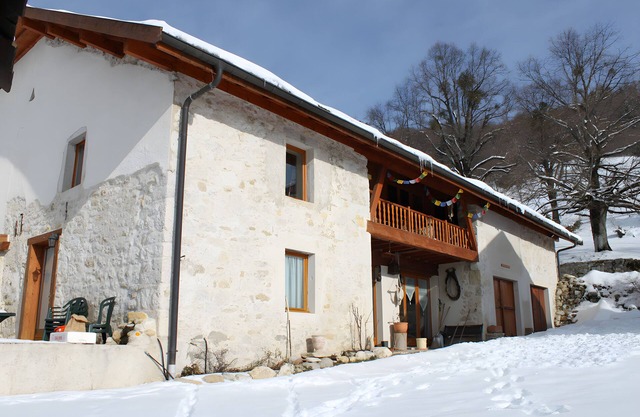 Bed and Breakfast 'Chez Louve Bleue - Côté Jardin' with Mountain View, Shared Terrace and Wi-Fi
