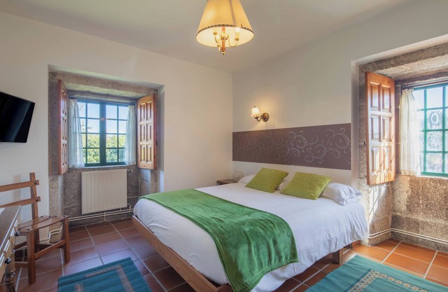Bed and Breakfast 'Habitación Triple 2' with Mountain View, Shared Pool and Wi-Fi