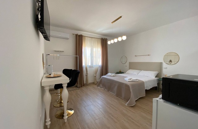 Bed and Breakfast 'Isid'Oro Rooms - Camera 4' with Wi-Fi and Air Conditioning