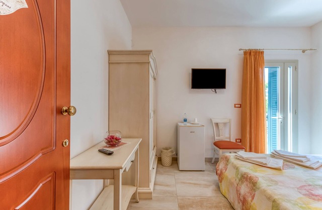 Bed and Breakfast 'Tallyho Melograno' with Shared Terrace, Wi-Fi and Air Conditioning