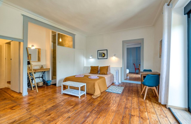 Bed and Breakfast 'Chambre' with Shared Pool, Shared Garden and Wi-Fi