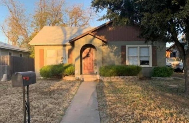 Bedroom for rent. Shared common spaces.