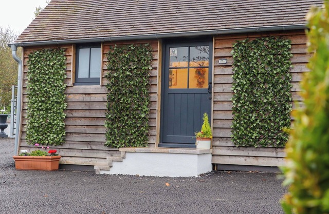 BEE COTTAGE, pet friendly, with a garden in Lyminge