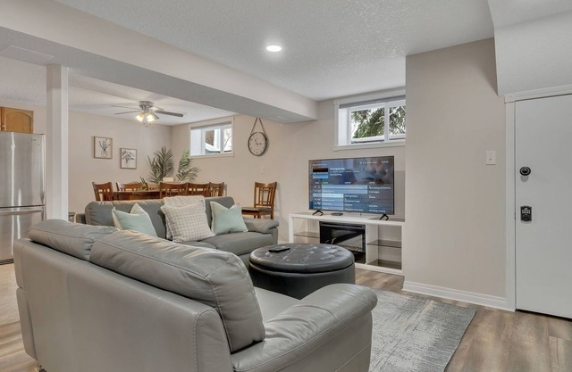 Bee - Cozy Sherwood Park Basement Suite