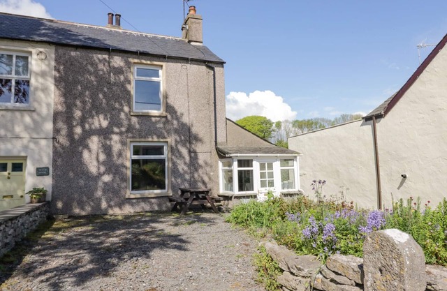 BEECH COTTAGE, pet friendly, with open fire in Scales