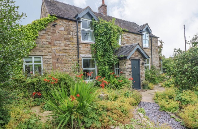 BEECH HOUSE, family friendly, with open fire in Leek