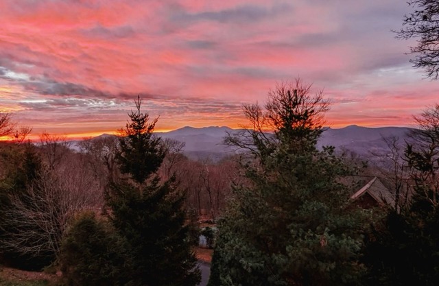Beech Mtn - GORGEOUS Mountain Views - Walk to Sledding Hill, slopes - Fireplace