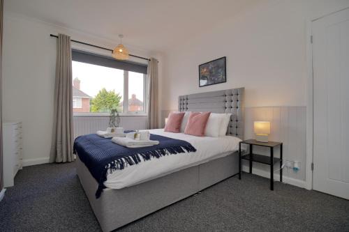 Beech Palace - Stylish 3Bed Home with Private Garden, Free Parking & Netflix
