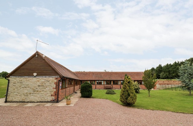 BEESONI LODGE, pet friendly, luxury holiday cottage in Castlemorton