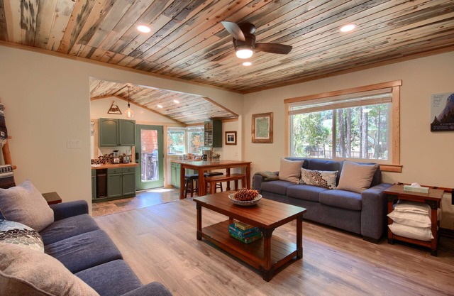 Beetlebark Bungalow- Inside Yosemite w/hot tub & EV charging cable