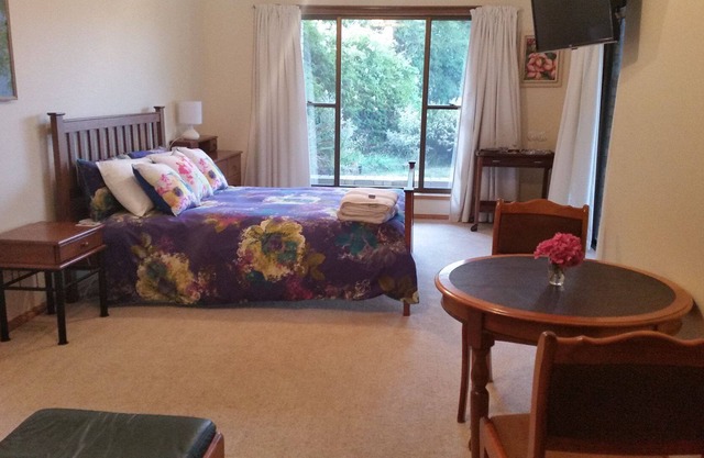 Beezneez B&B - beautiful garden setting