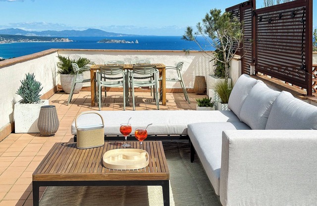 Begur Sunset ,2 bedroom loft close to the center of Begur. With terrace and gorgeous sea views (H42)