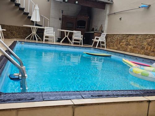 Belíssima Casa a Beira Mar com Piscina Aquecida Cobrado a Parte, 4 Quartos com Ar Condicionado, Amplo Salão de Jogos com Mesas de Bilhar e Pebolim, Amplo Espaço Externo com Churrasqueira em Deck Gourmet Coberto frente a Piscina, Tudo isso á Beira Mar
