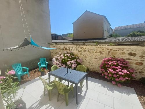 Bel appartement tout équipé! Proche des parcs, avec sa cour privative et sa place de parking sécurisée à 450 m du logement