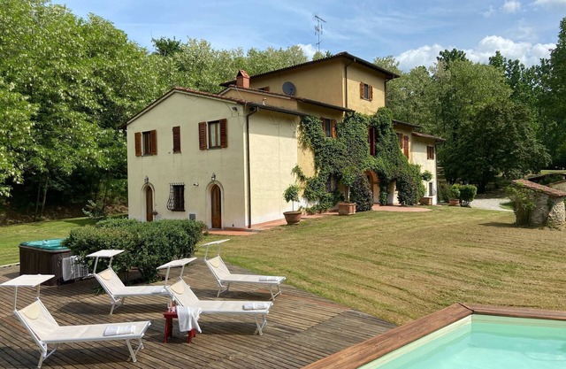Belvilla by OYO Tasteful villa with bubble bath