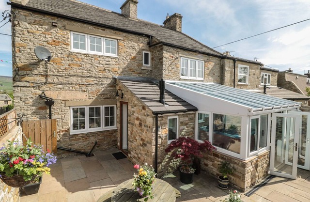 BELGRAVE HOUSE, pet friendly, with hot tub in Mickleton, Teesdale