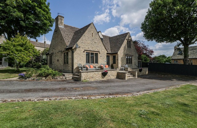 BELL GARDEN, pet friendly, with open fire in Stow-On-The-Wold